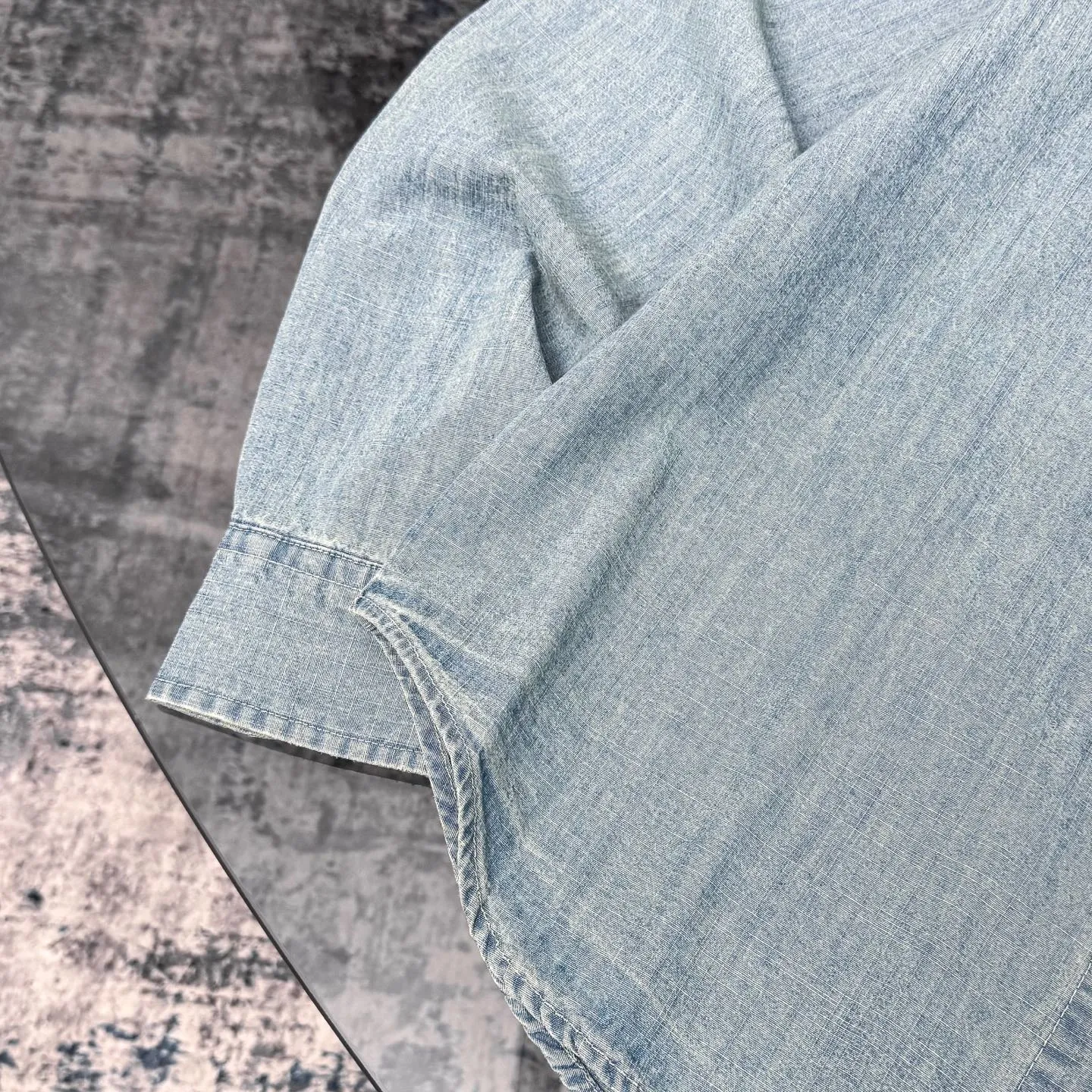 P400 [Original item] Top quality lapel long-sleeved washed denim shirt jacket Four-season men's two-color pure cotton shirt stone-washed retro casual denim shirt Denim shirt is really the most iconic product, decorated with colorful iconic pony embroidery, presenting a classic polo style design. It is a versatile choice from winter to summer. The multiple washes of denim greatly increase the comfort and softness of the fabric. The distressed effect is full of strong American retro style. This one is also closed with eyes closed. Simply YYDS~ The same style for men and women. It can be worn alone or as a cardigan. If you like looseness, choose one size larger. It is more suitable for inner wear~ The overall style is a loose version with a bit of boyfriend style. The silhouette is good and the drape is good. The upper body has a tough style~ It has an American retro denim style. This shirt is suitable for many occasions, whether it is daily leisure or commuting. It is a good choice. It can also be used as a layering jacket/coat. Color: dark blue, light blue, size: S-XL